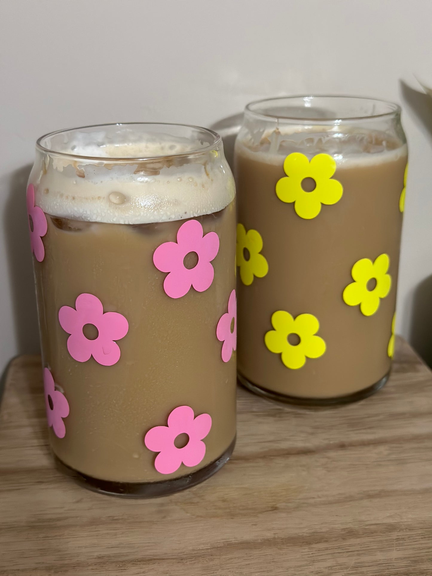 Retro Flowers Glass can